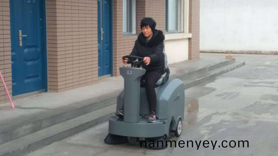 工廠(chang)使(shi)用駕駛(shi)式(shi)掃(sao)地機(ji)能(neng)省(sheng)多(duo)少錢(qian)？