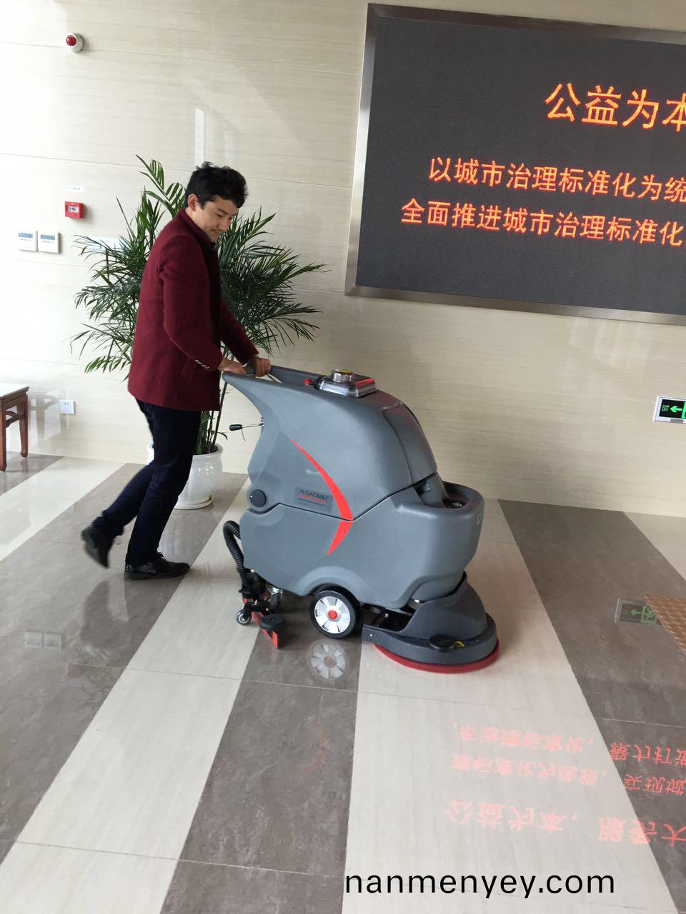 全自動洗(xi)地機(ji)，現(xian)代保潔(jie)的工具(ju)首選
