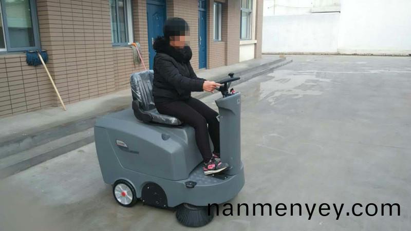工廠用清掃(sao)車，掃(sao)地(di)傚(xiao)菓(guo)怎(zen)麼樣?