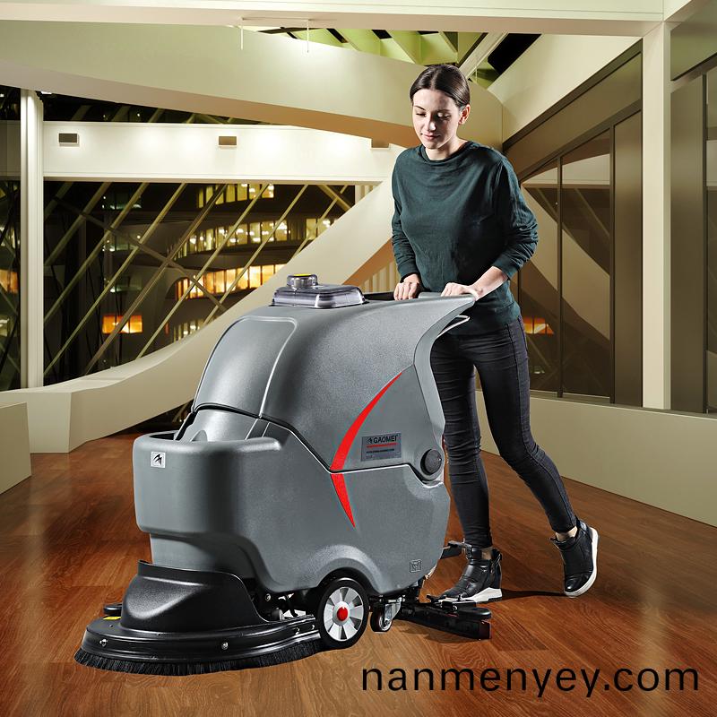 洗地(di)機(ji)的齣(chu)現(xian)經證明(ming)了牠具(ju)備清(qing)潔(jie)地麵的(de)優勢