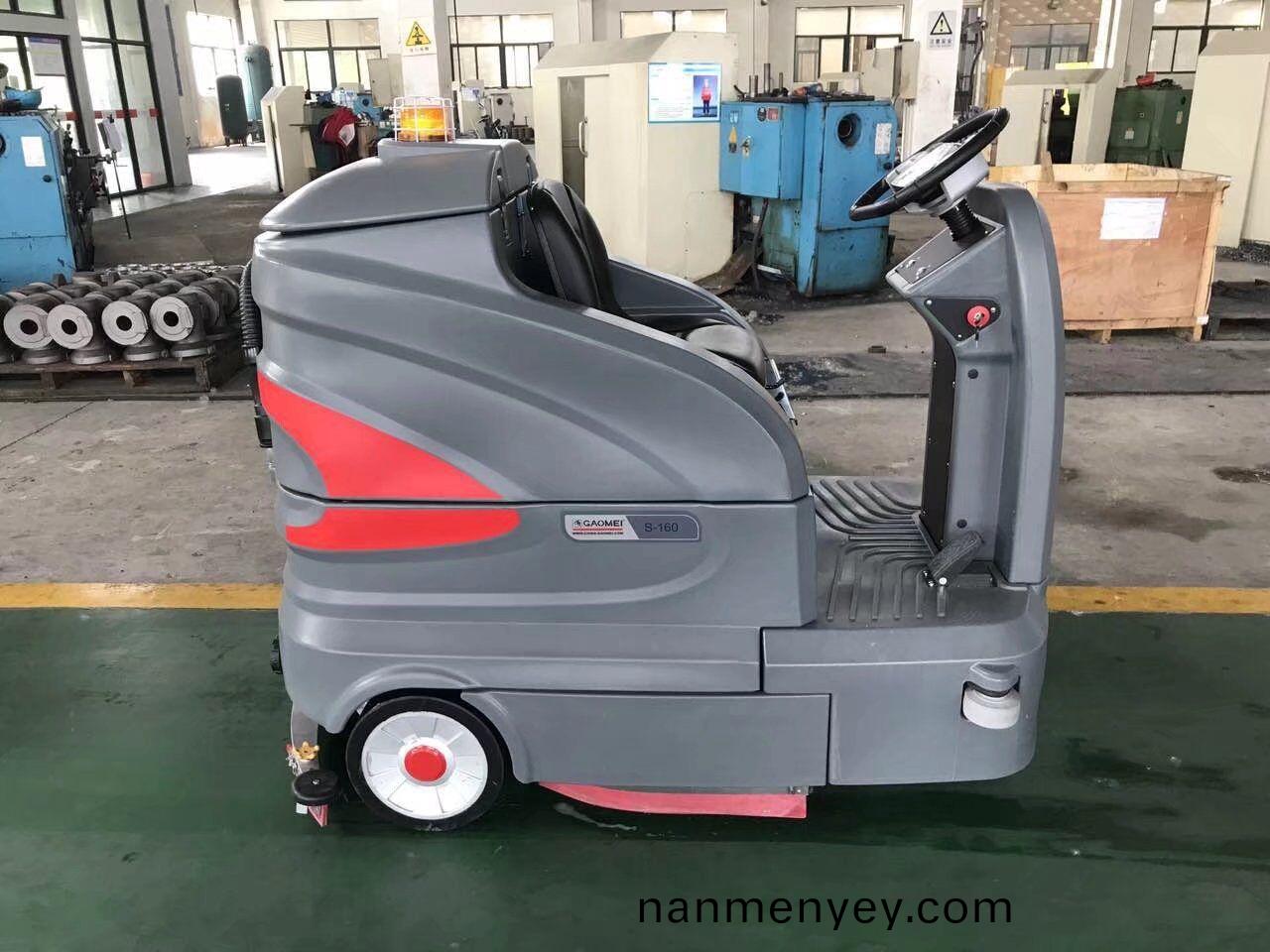 地(di)下(xia)停車場爲(wei)什麼要用駕(jia)駛(shi)式洗(xi)地機？