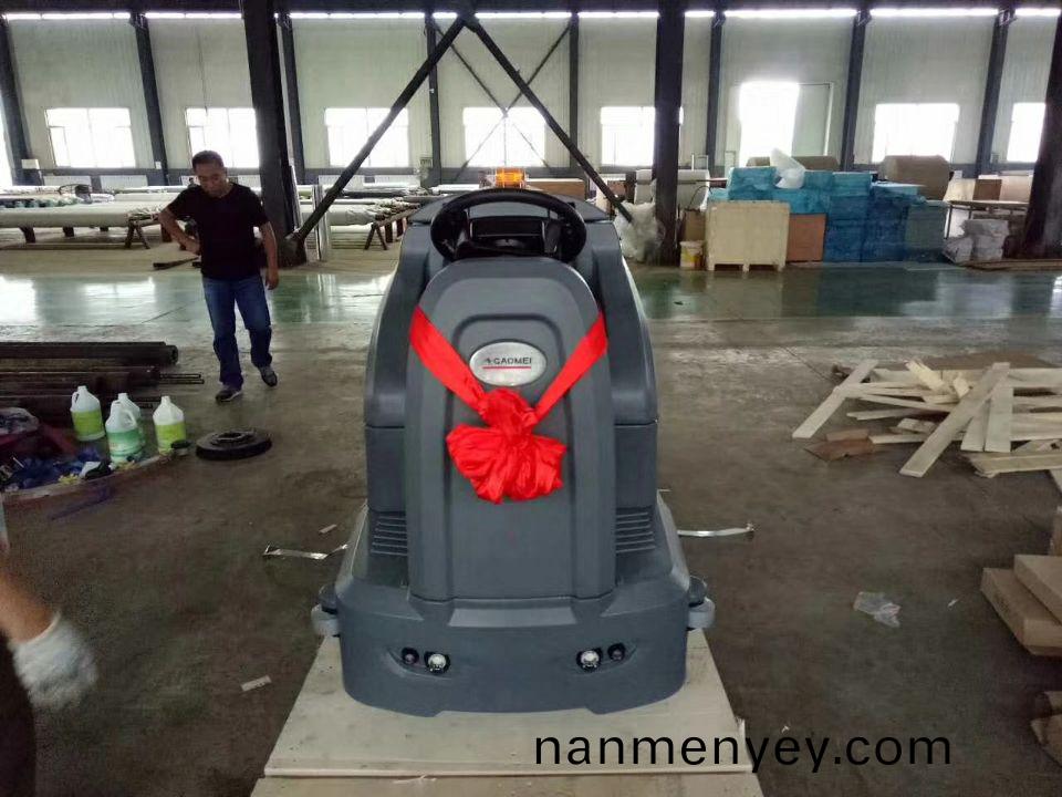 生(sheng)産車(che)間如何(he)選擇駕駛式洗地(di)機廠(chang)傢？