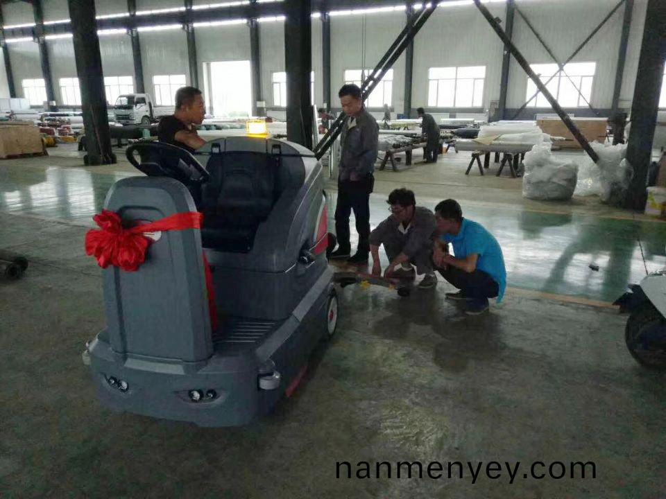 駕駛(shi)式(shi)洗地機引領行業(ye)前(qian)行，創(chuang)造現(xian)代社(she)會的(de)創(chuang)建(jian)文明