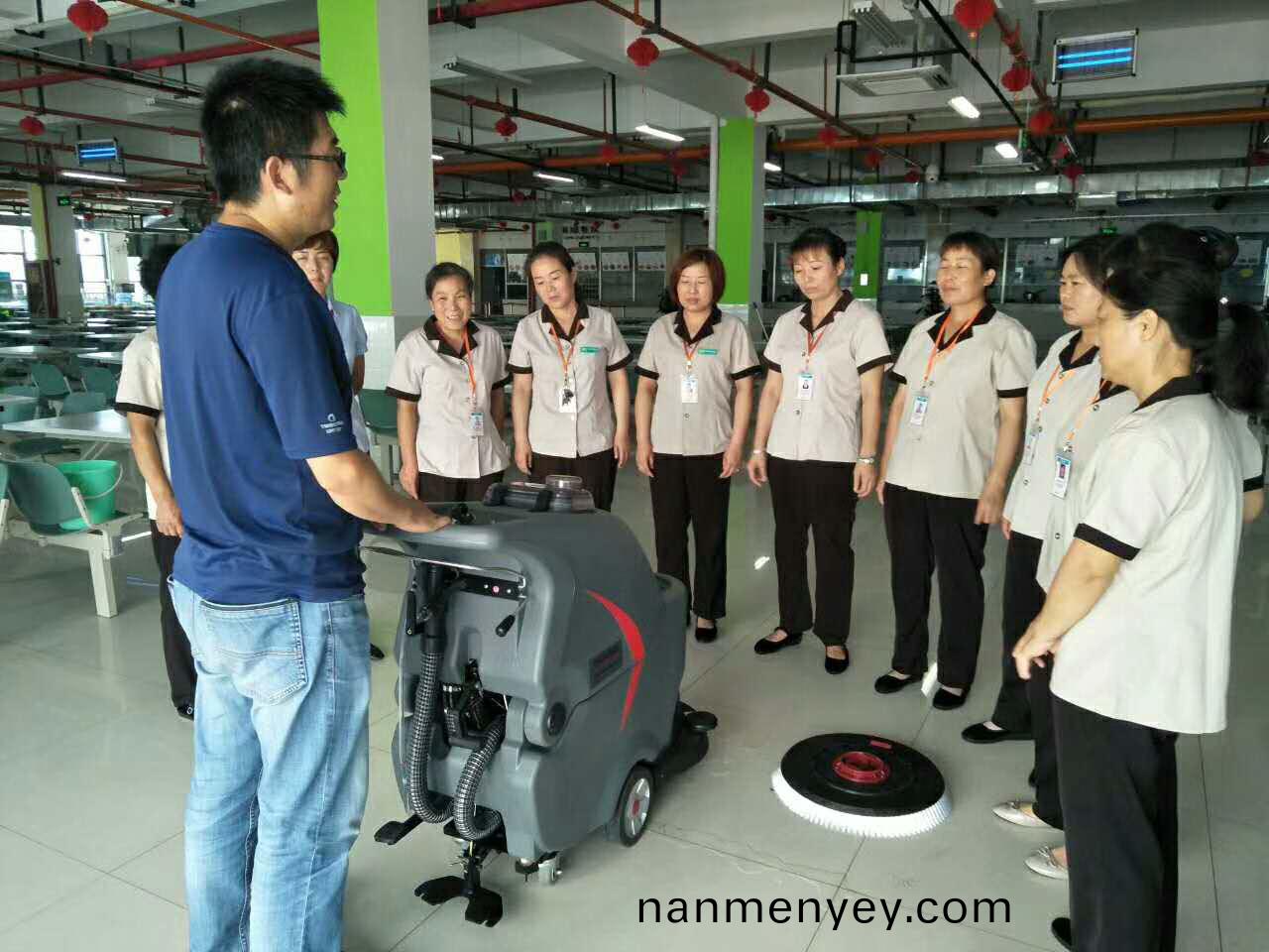 擦地(di)機清潔(jie)水(shui)磨(mo)石地(di)麵怎麼(me)樣