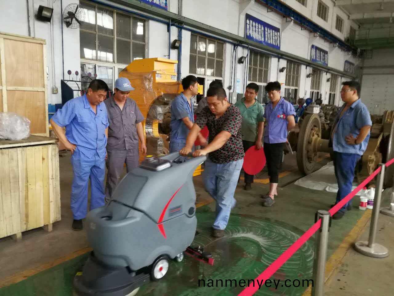 酒(jiu)店(dian)使用(yong)自(zi)動洗(xi)地機技(ji)巧(qiao)