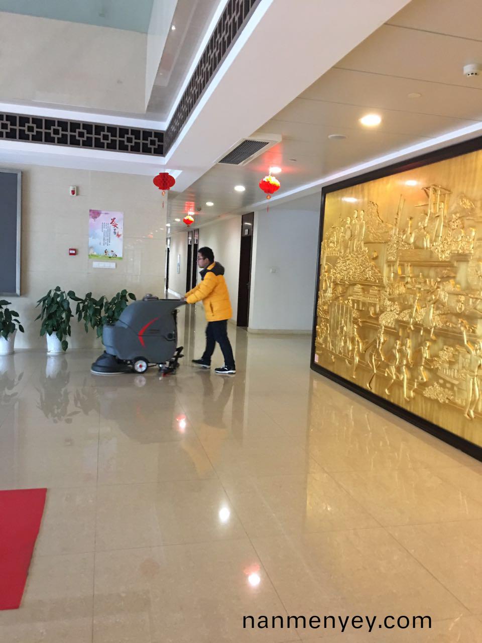 酒(jiu)店(dian)可(ke)以(yi)使用(yong)電動(dong)洗地(di)機(ji)嗎(ma)？