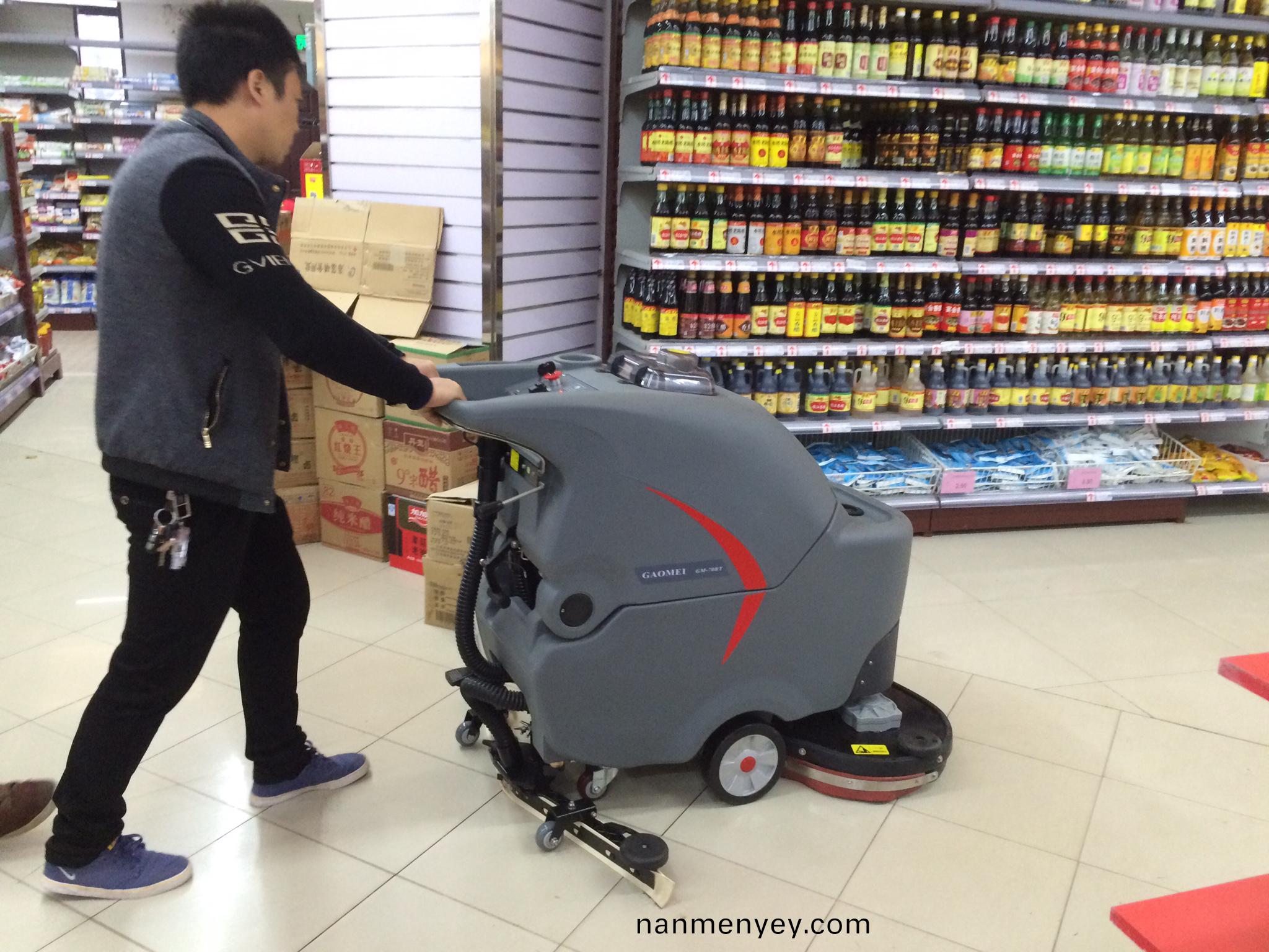 酒店，商(shang)場(chang)，超市該(gai)如何選(xuan)擇(ze)手推式(shi)洗(xi)地機(ji)？