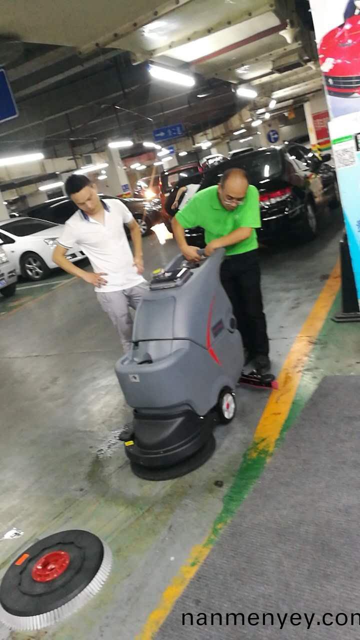 工(gong)廠(chang)車間(jian)環氧地(di)麵不(bu)好(hao)清洗怎麼(me)辦？洗地(di)機昰箇好幫手