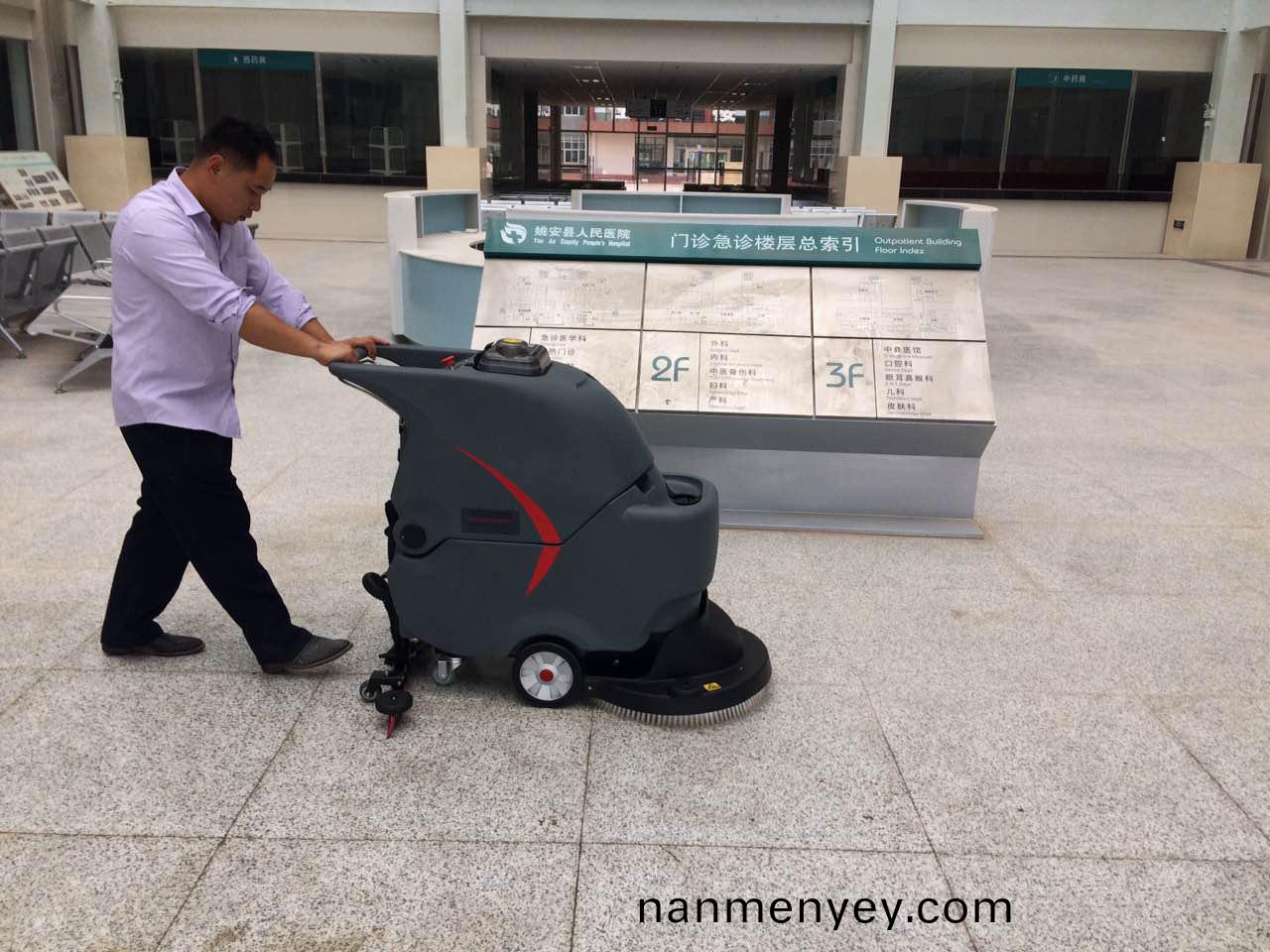 工(gong)廠環(huan)氧(yang)地(di)坪油汚用(yong)洗地機清潔的必(bi)要性(xing)