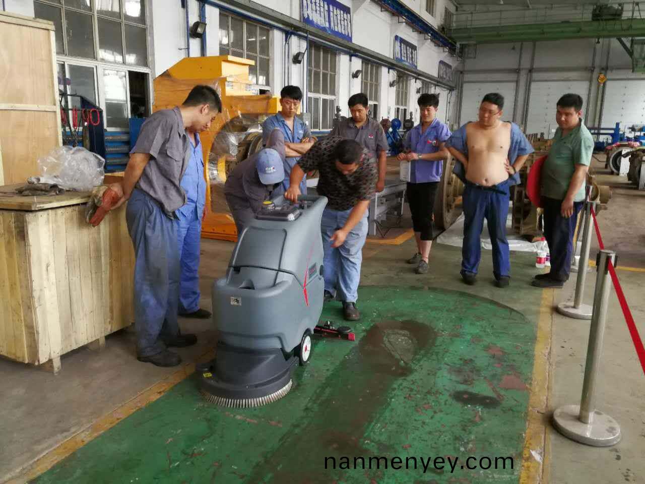 機械加(jia)工(gong)全自(zi)動洗地(di)機的(de)七大優(you)點(dian)