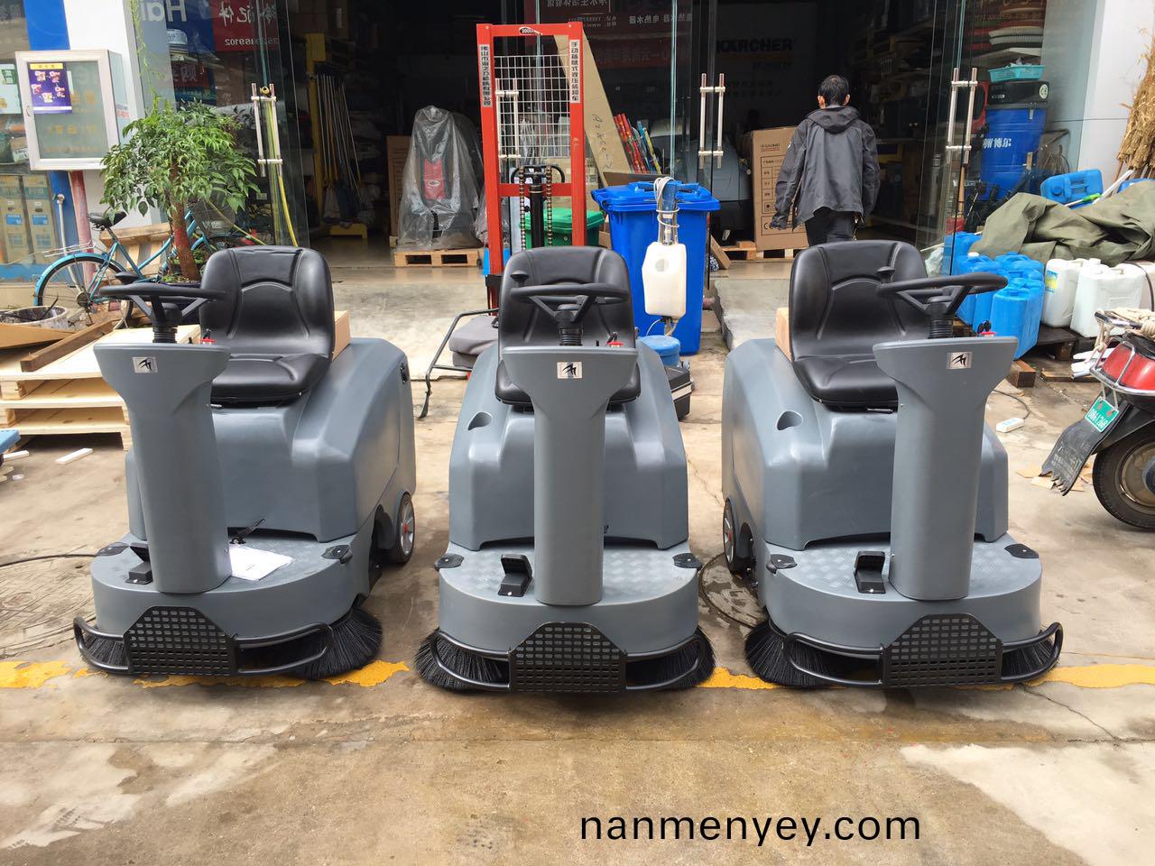 高美(mei)車(che)間駕(jia)駛(shi)式(shi)掃(sao)地(di)機(ji)優點(dian)分(fen)析(xi)