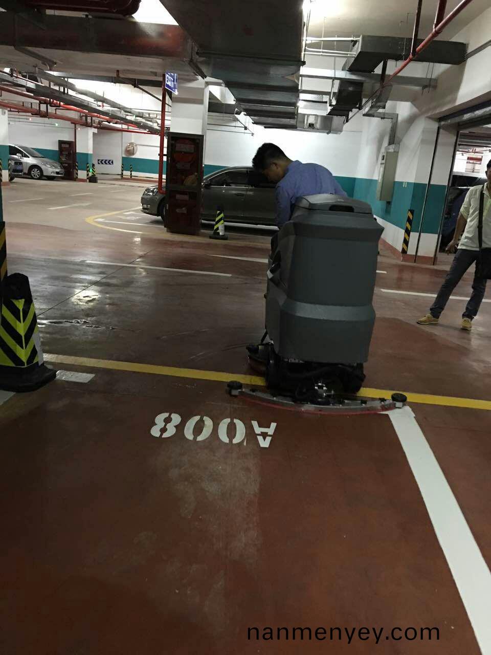 停(ting)車場(chang)地(di)麵(mian)清(qing)洗(xi)對于(yu)洗地機(ji)的設(she)備(bei)要(yao)求
