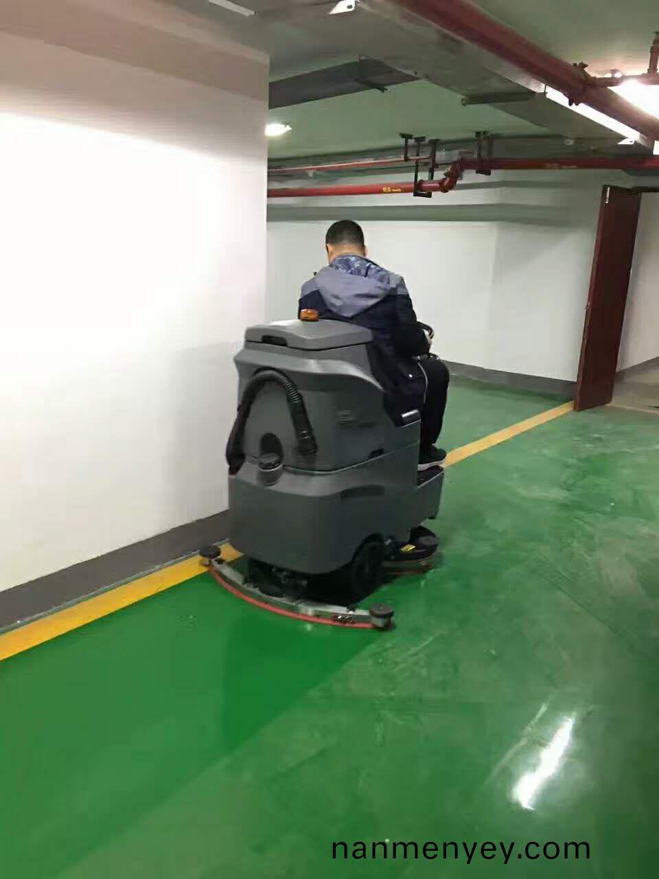 生産車(che)間如(ru)何(he)選(xuan)擇(ze)駕(jia)駛式洗地機廠傢(jia)？到(dao)底誰傢更值(zhi)得(de)信(xin)顂(lai)