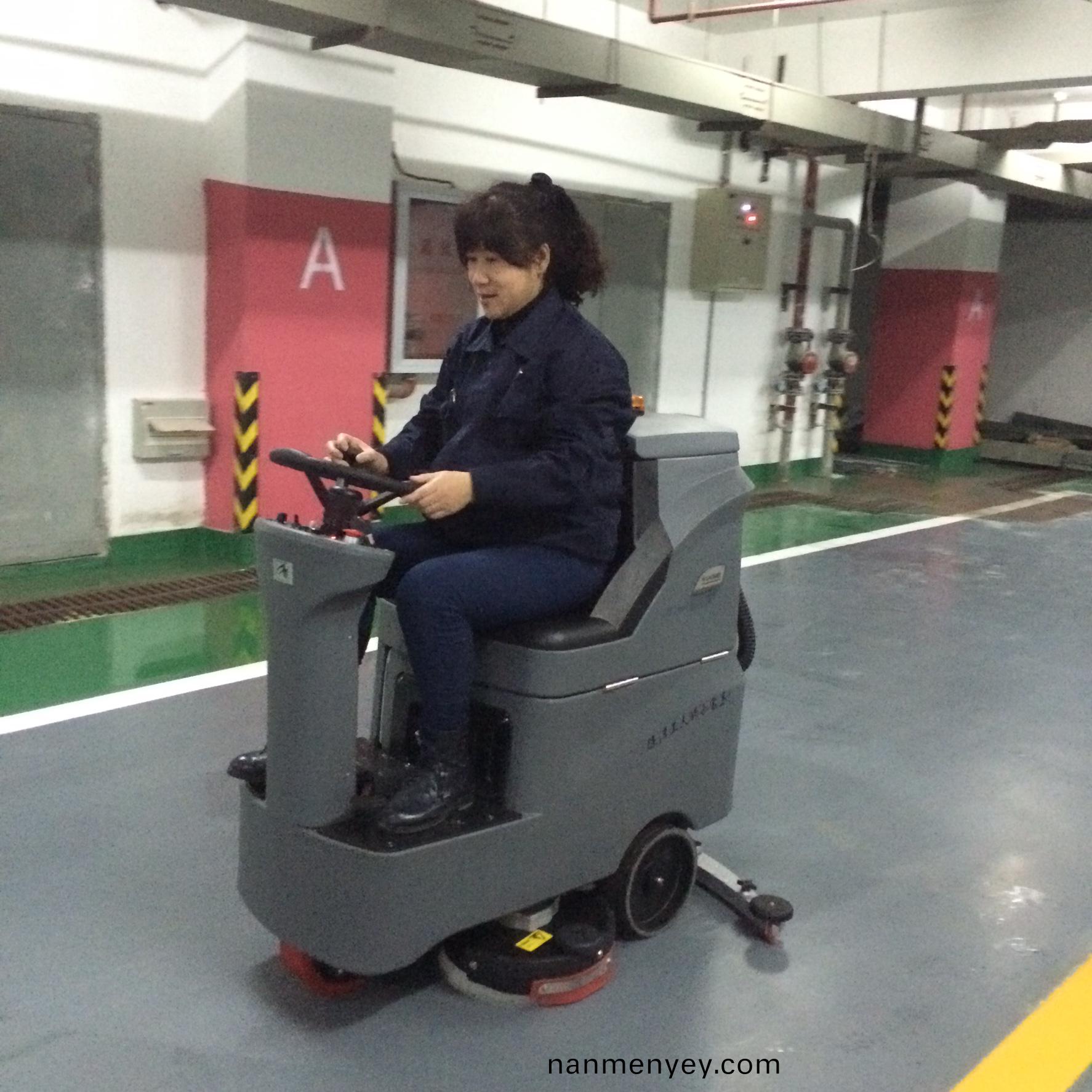 駕駛式(shi)掃地車(che)究竟實(shi)不實(shi)用(yong)?