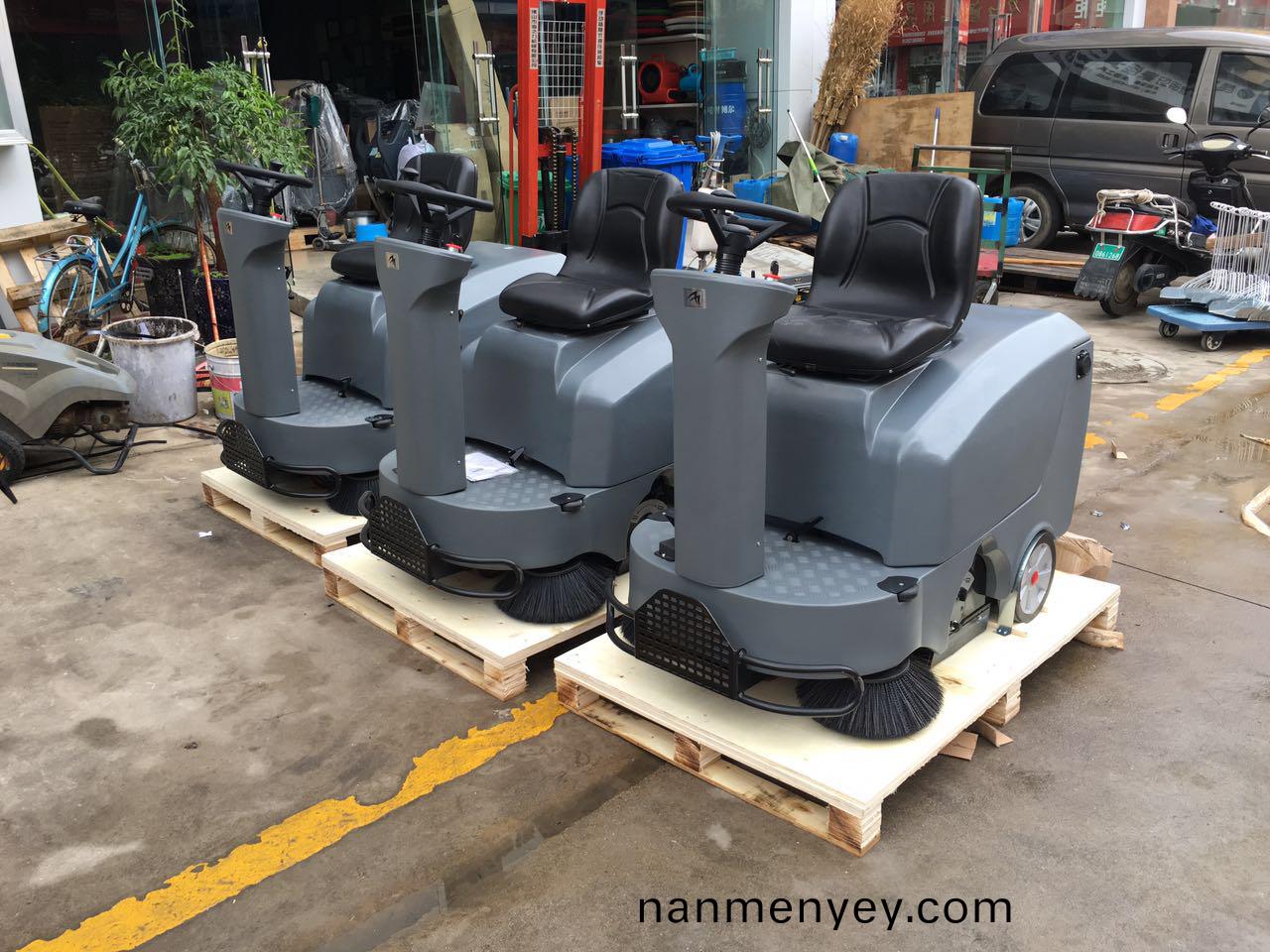 駕駛(shi)式掃地機(ji)有(you)哪(na)些(xie)優(you)勢？駕駛式掃(sao)地機使(shi)用有(you)哪些(xie)技(ji)巧？