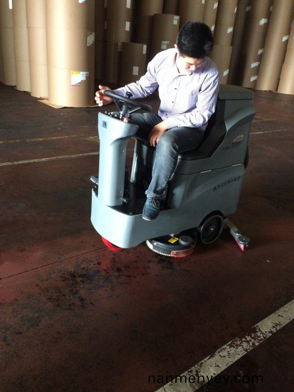 高(gao)美(mei)駕(jia)駛(shi)式洗(xi)地機開啟(qi)開車做保(bao)潔的(de)新(xin)裏(li)程(cheng)