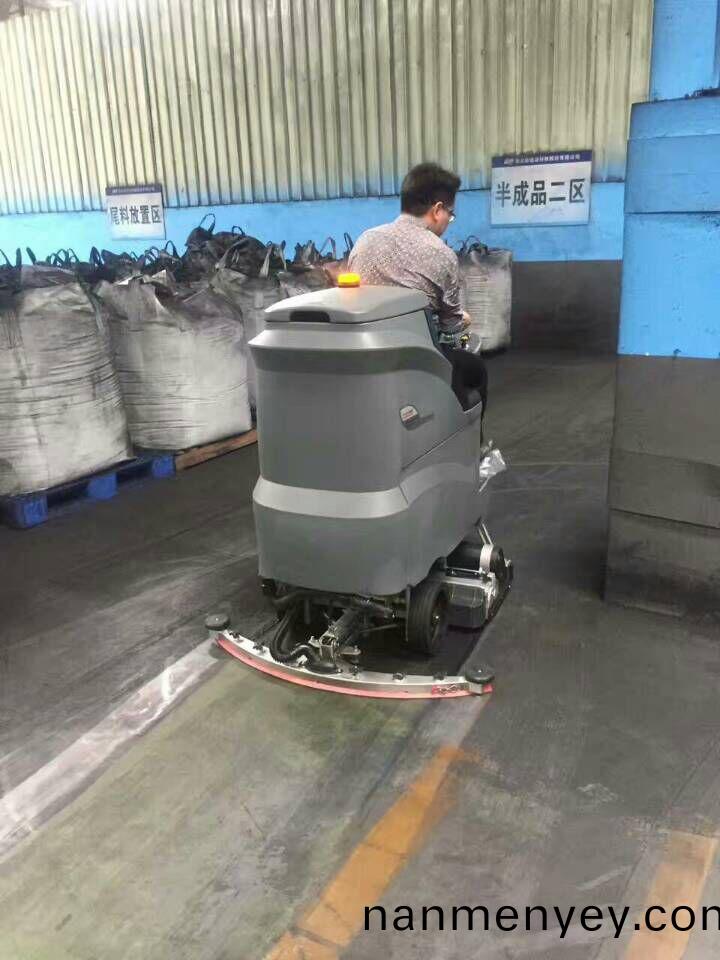 駕(jia)駛(shi)式(shi)洗(xi)地(di)車(che)開(kai)啟(qi)開車做保潔(jie)時代(dai)！
