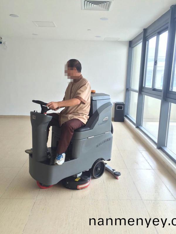 駕(jia)駛式洗地(di)機(ji)成大(da)型地下停(ting)車場(chang)清(qing)洗必備(bei)武(wu)器(qi)