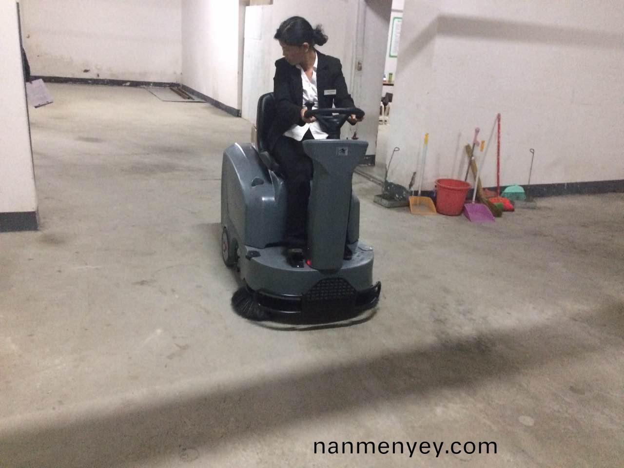 工(gong)廠(chang)使用(yong)駕(jia)駛式(shi)掃地(di)機真的省(sheng)錢(qian)嗎(ma)？