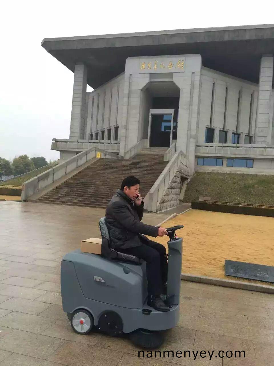 駕(jia)駛式(shi)掃(sao)地(di)機在(zai)工業市(shi)場(chang)的應(ying)用