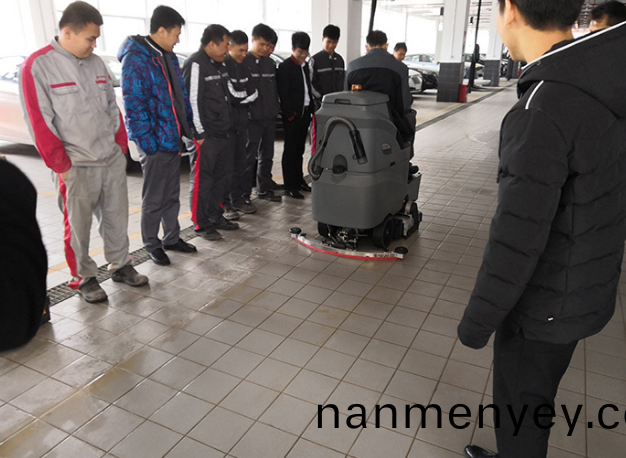 商場洗(xi)地車——清潔阿(a)姨(yi)的好(hao)幫手(shou)