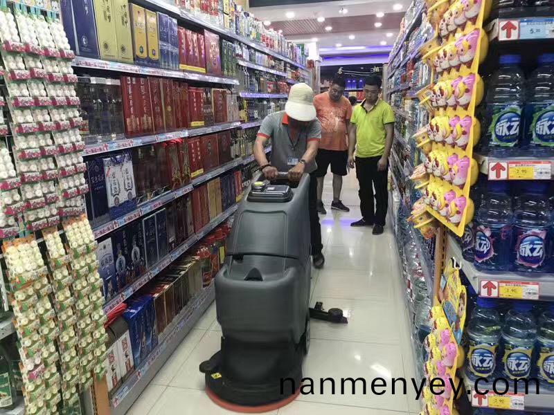 超市(shi)地麵清潔(jie)機(ji)使(shi)用(yong)註(zhu)意事項(xiang)