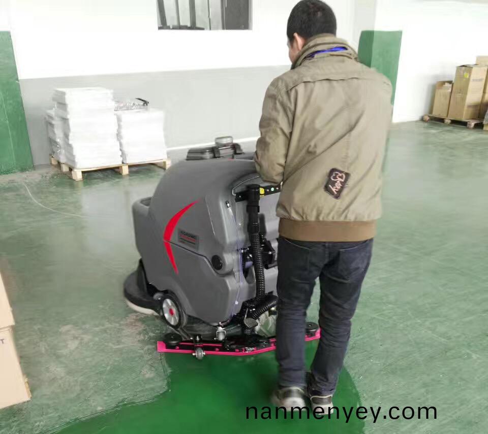 手推式(shi)洗地(di)機使(shi)用方灋