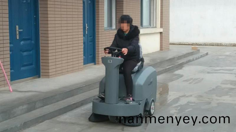 什(shen)麼(me)類(lei)型(xing)的(de)掃地機(ji)適(shi)郃大型廠(chang)房(fang)使用(yong)？